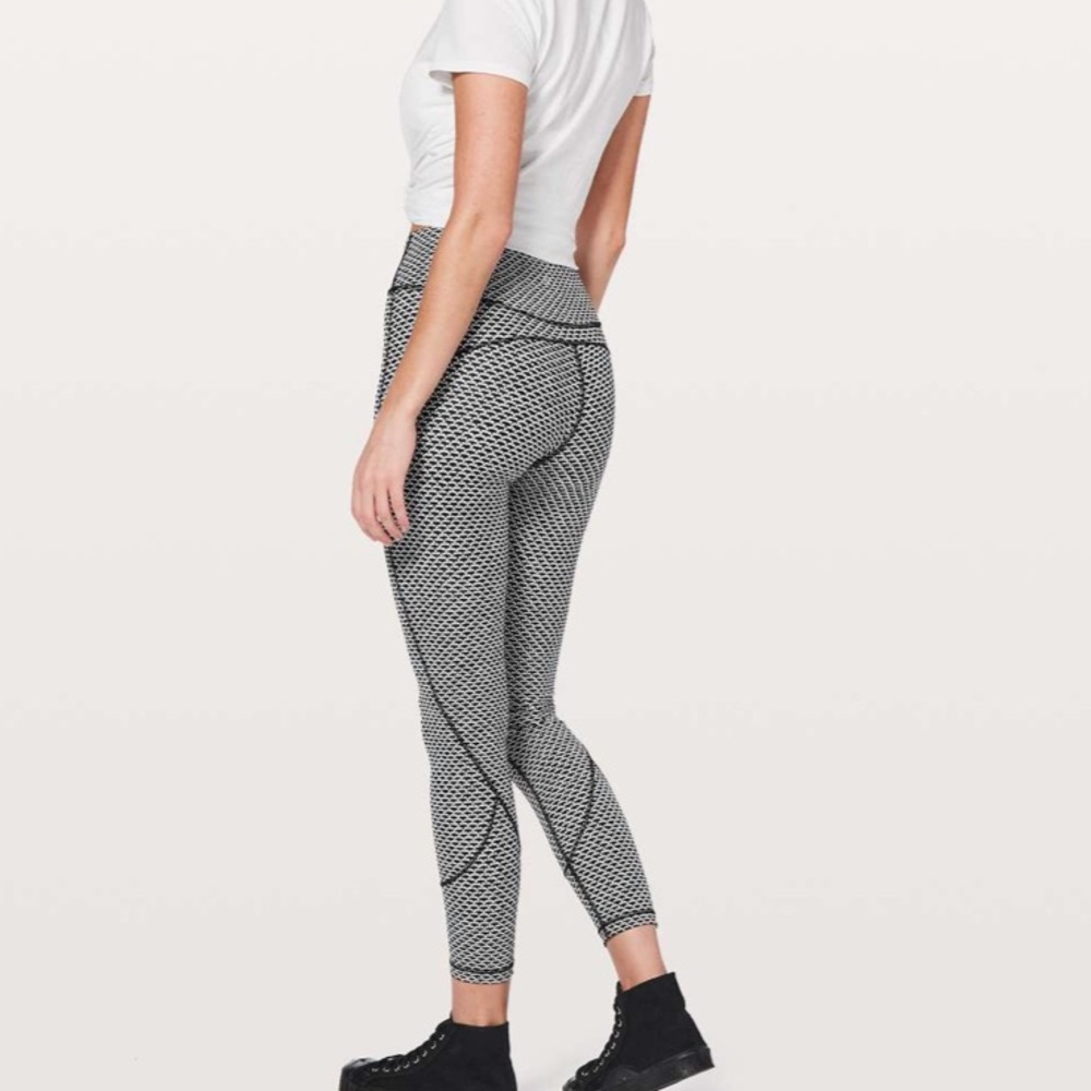 Lululemon In Movement 7/8 Tight *Everlux Monochromatic Black Size 2 - Picture 2 of 8